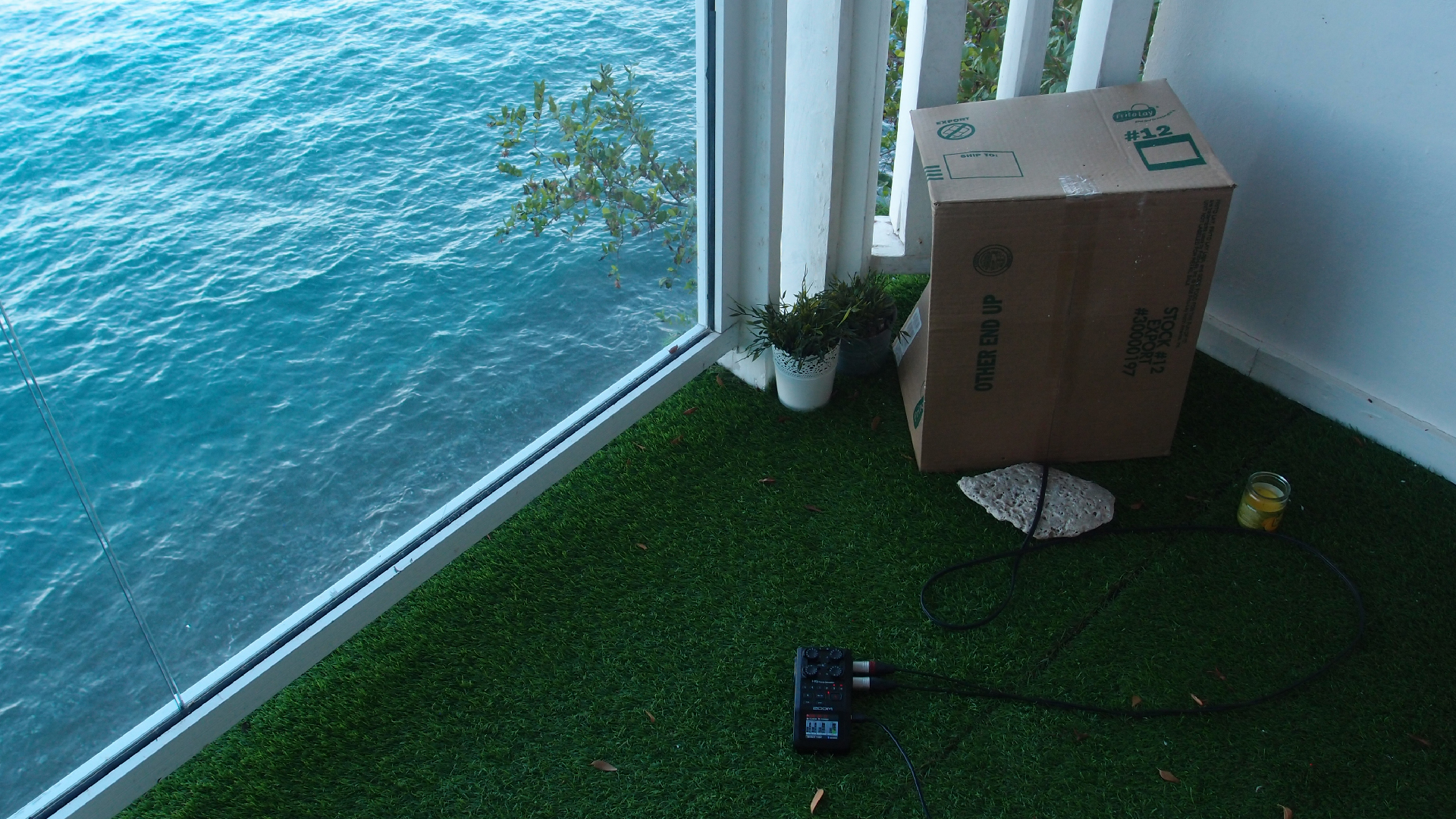 2022-10-28 08 Uhr 21 Wellen, in der Kiste, aufm Balkon, andersrum (Audio)